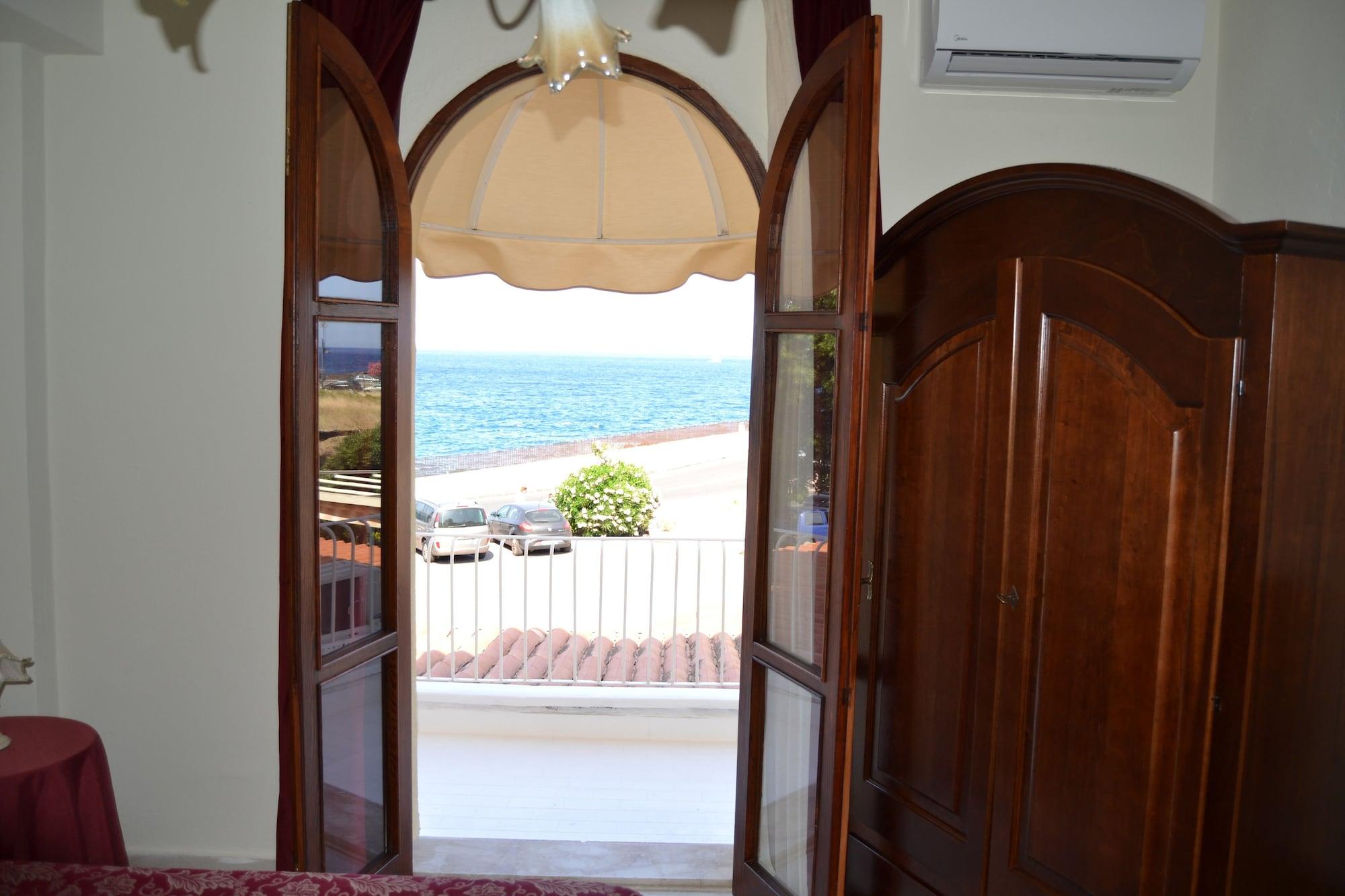 Hotel Porto Azzurro Giardini Naxos Eksteriør billede