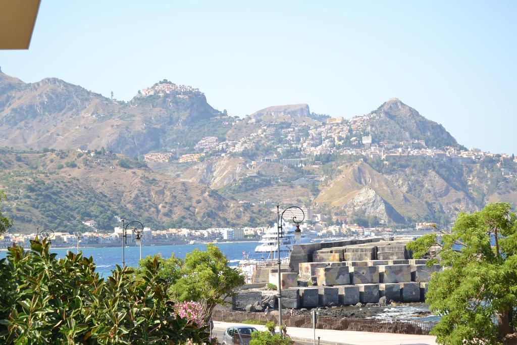 Hotel Porto Azzurro Giardini Naxos Eksteriør billede