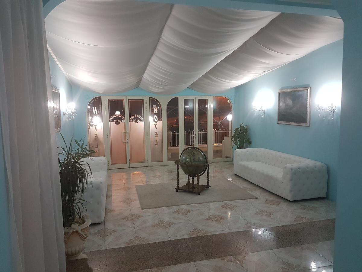 Hotel Porto Azzurro Giardini Naxos Eksteriør billede