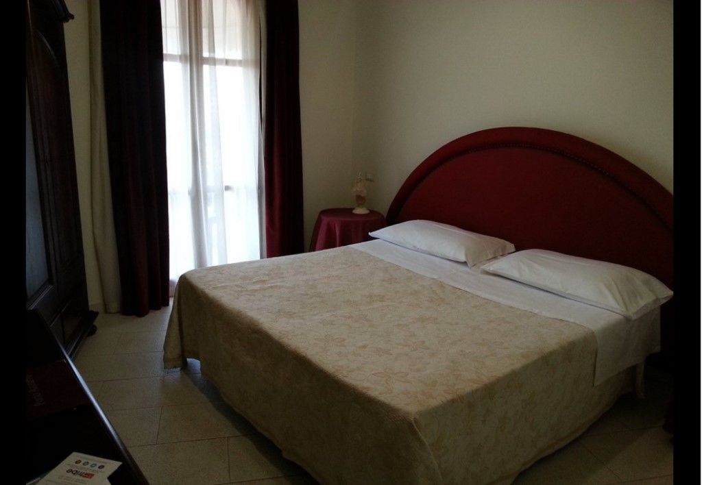 Hotel Porto Azzurro Giardini Naxos Eksteriør billede